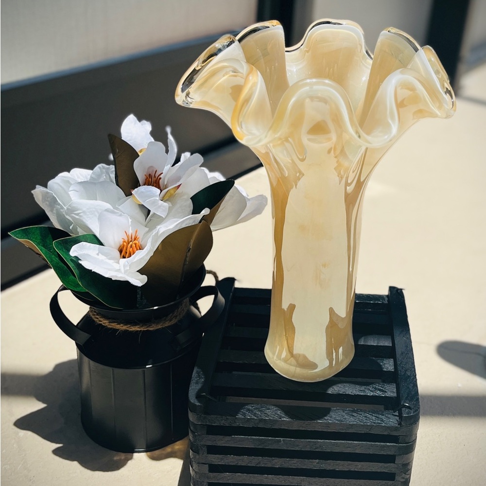 Murano Style Art Glass Vase Handkerchief Swirl Ruffled Peach And Cream